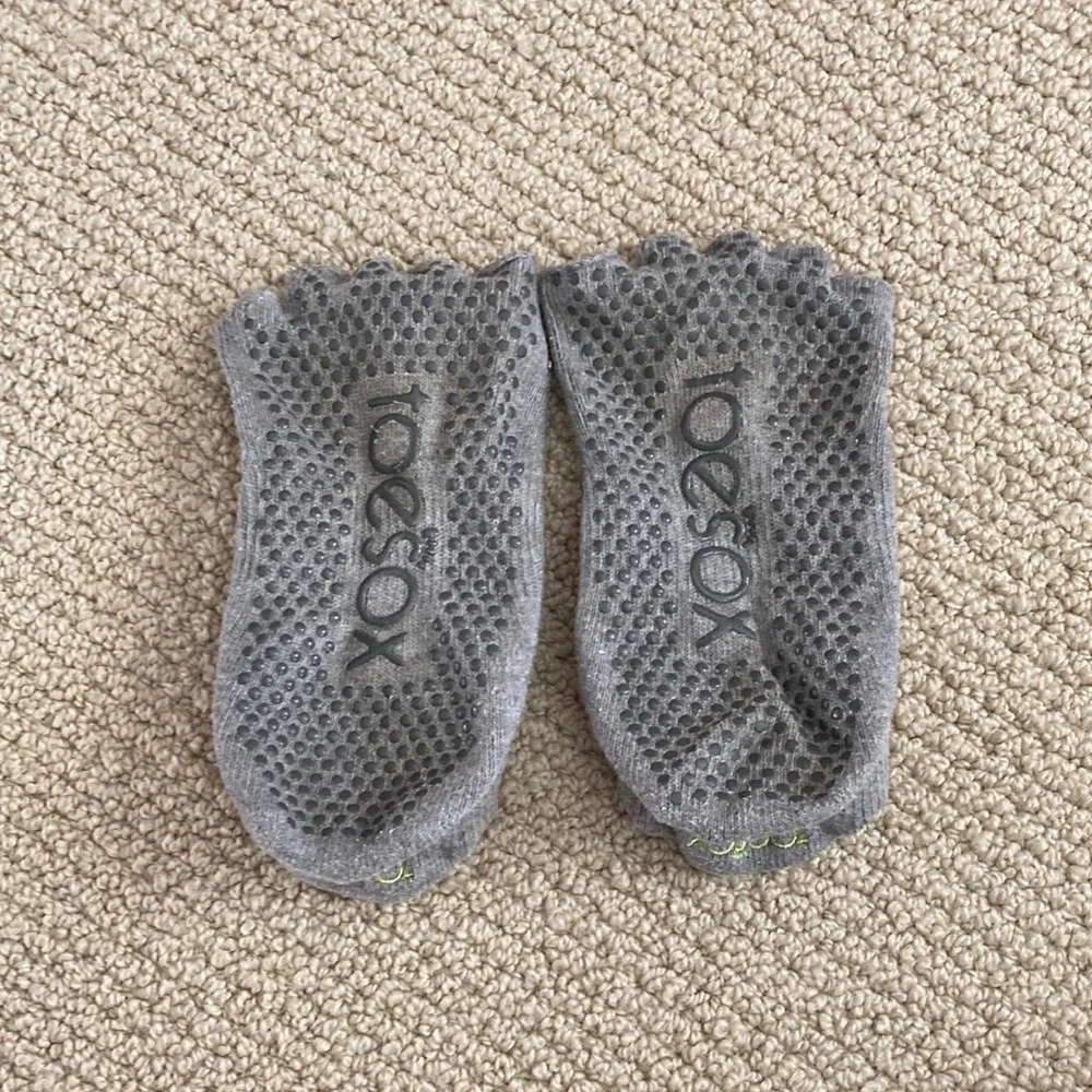 Toesox Half Toe Bellarina Grip Socks Size Medium Grey Barre Pilates Yoga EUC